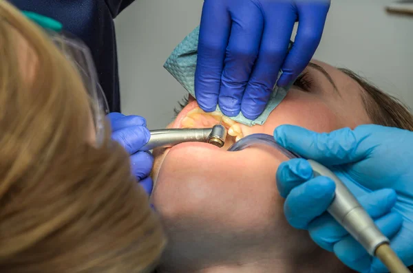 Médico Dentista Trata Los Dientes Mujer — Foto de Stock