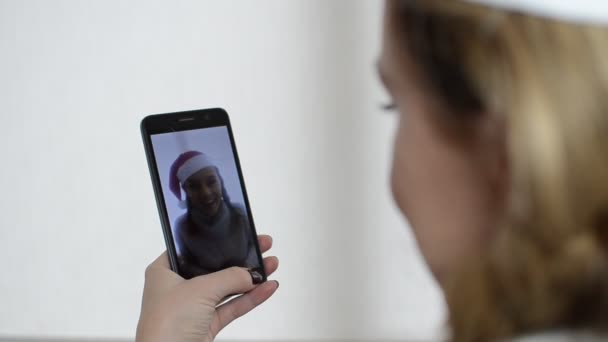 Jovem Santa Claus Chapéu Falando Sobre Comunicação Vídeo Com Seu — Vídeo de Stock