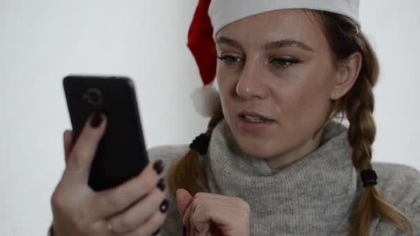 Chica Joven Santa Claus Sombrero Hablando Video Comunicación Con Amigo — Vídeos de Stock