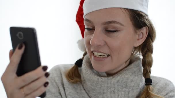 Noel Baba Şapkalı Genç Kız Arkadaşıyla Görüntülü Konuşma Yapıyor — Stok video
