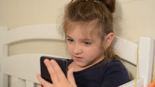 Pequena Menina Adorável Criança Falando Por Chamada Vídeo Smartphone — Vídeo de Stock