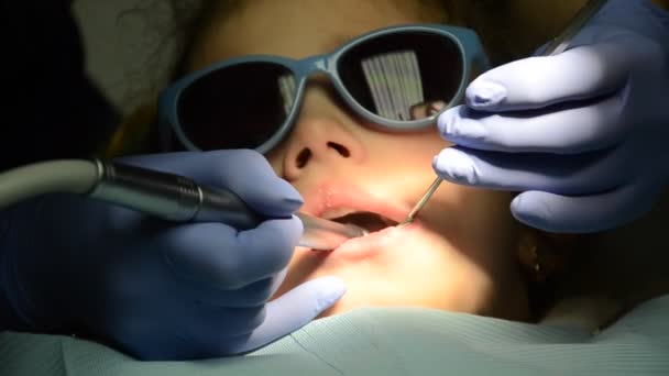 Дитячий Стоматолог Лікує Дитячі Зуби — стокове відео