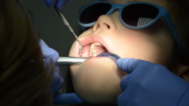 Дитячий Стоматолог Лікує Дитячі Зуби — стокове відео
