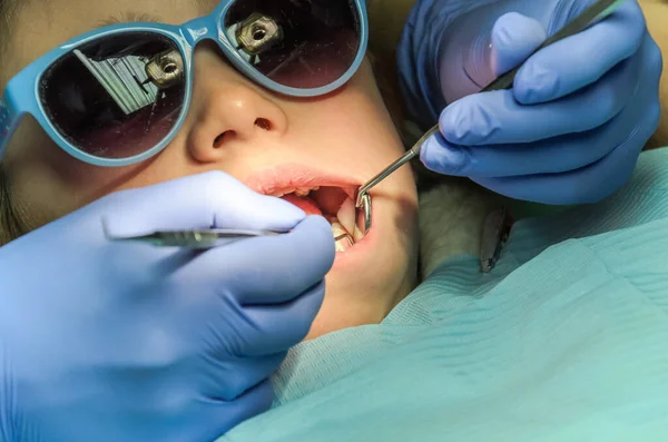 Dentista Infantil Trata Dientes Bebé — Foto de Stock