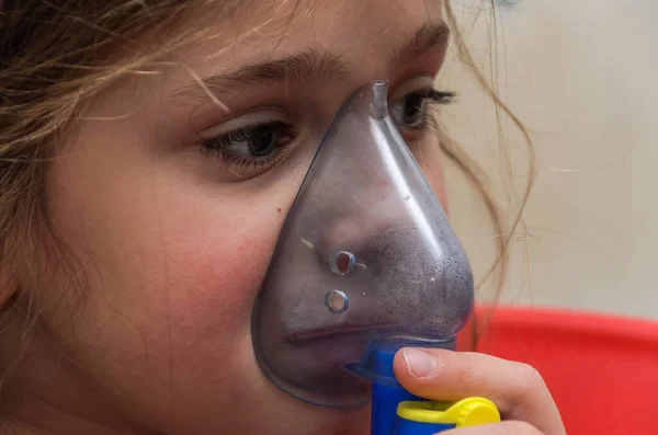 Klein Meisje Kind Maakt Inhalatie Met Masker Het Gezicht — Stockfoto