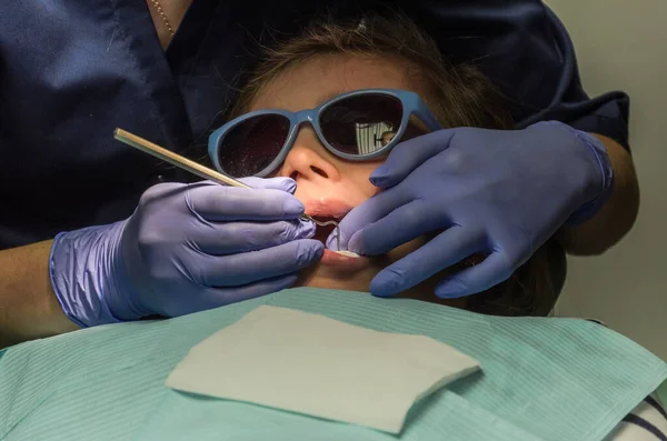 Çocuk Dişçisi Bebek Dişlerini Tedavi Ediyor — Stok fotoğraf