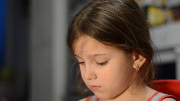 Маленька Дівчинка Робить Вдихання Маскою Обличчі — стокове відео