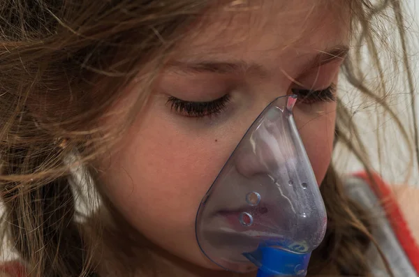 Klein Meisje Kind Maakt Inhalatie Met Masker Het Gezicht — Stockfoto