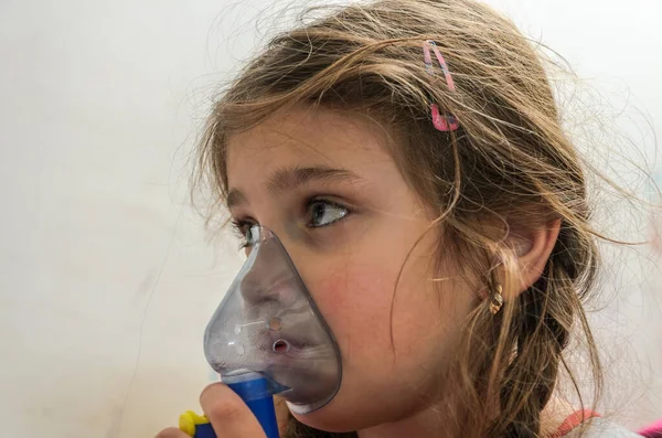 Klein Meisje Kind Maakt Inhalatie Met Masker Het Gezicht — Stockfoto