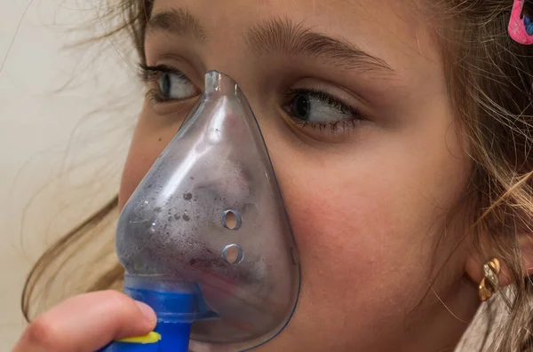 Little Girl Child Makes Inhalation Mask Face — Stock Photo, Image