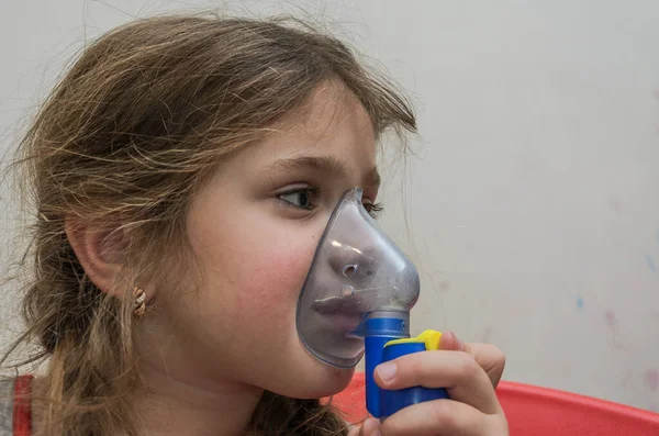 Klein Meisje Kind Maakt Inhalatie Met Masker Het Gezicht — Stockfoto