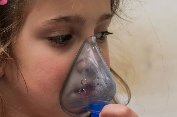 Little Girl Child Makes Inhalation Mask Face — Stock Photo, Image