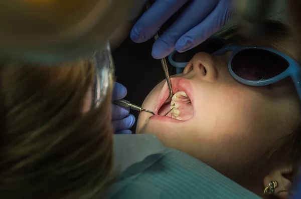 Dentista Infantil Trata Dientes Bebé — Foto de Stock