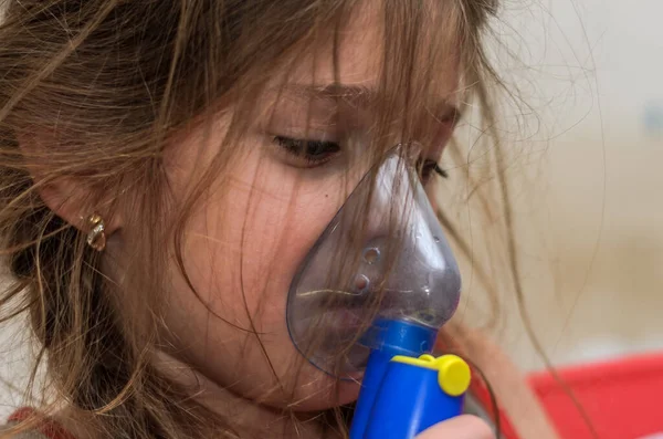 Klein Meisje Kind Maakt Inhalatie Met Masker Het Gezicht — Stockfoto