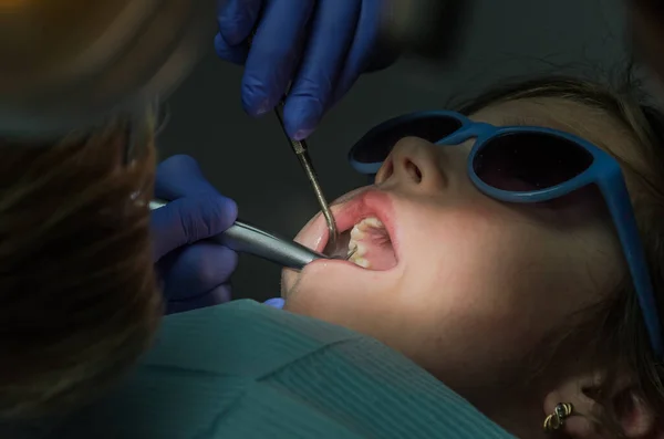 Çocuk Dişçisi Bebek Dişlerini Tedavi Ediyor — Stok fotoğraf