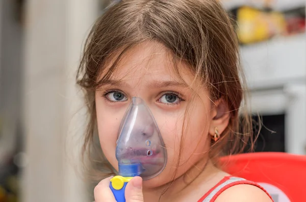 Klein Meisje Kind Maakt Inhalatie Met Masker Het Gezicht — Stockfoto