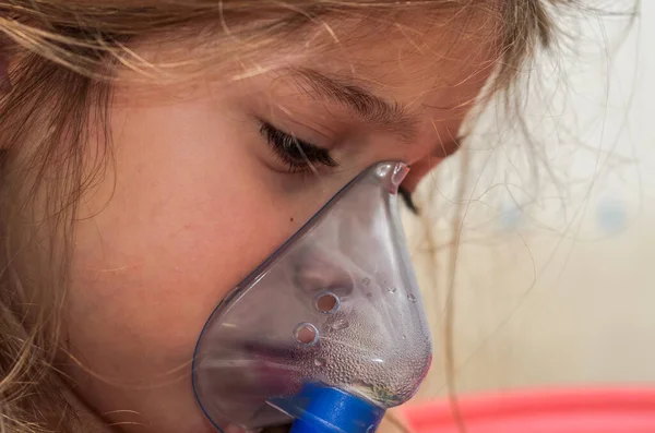 Klein Meisje Kind Maakt Inhalatie Met Masker Het Gezicht — Stockfoto