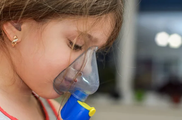 Klein Meisje Kind Maakt Inhalatie Met Masker Het Gezicht — Stockfoto