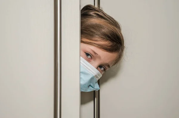 Little Girl Child Medical Mask Peeks Out Door — Stock Photo, Image
