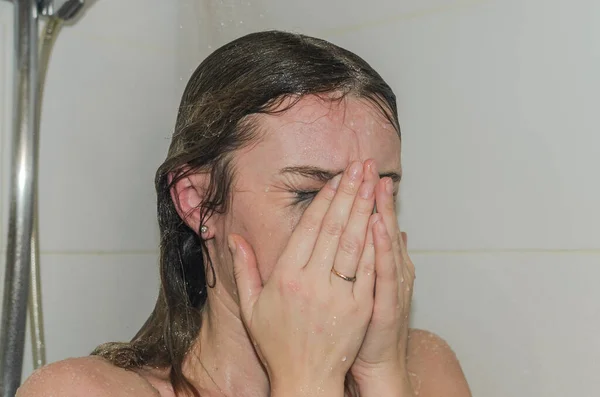 年轻迷人的女人在阵雨中把睫毛膏从眼睛里洗掉了 — 图库照片