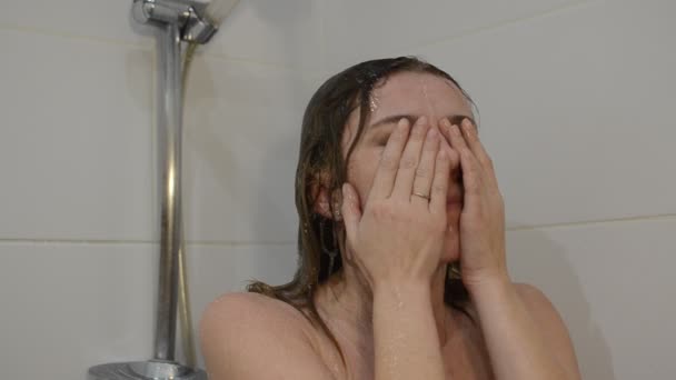 Jong Charmant Vrouw Wast Uit Mascara Van Haar Ogen Douche — Stockvideo