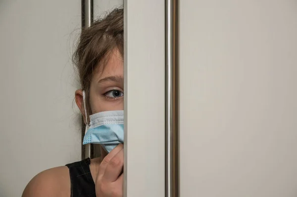 Little Girl Child Medical Mask Peeks Out Door — Stock Photo, Image