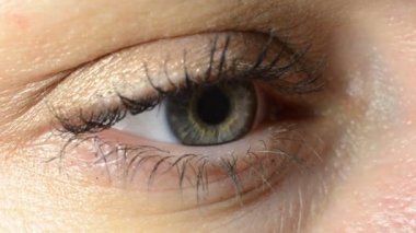 Göz kırpan genç bir kadının makro görüntüsü.