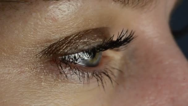 Макро Снимок Молодой Женщины Моргающей Глазами — стоковое видео
