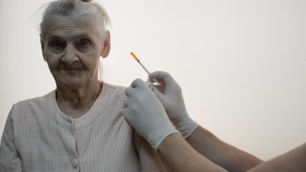 Una Mujer Anciana Está Siendo Vacunada Contra Virus — Vídeos de Stock
