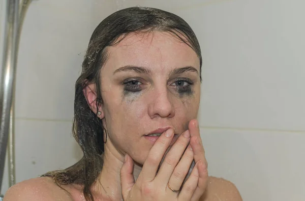 Jeune Femme Charmante Lave Mascara Ses Yeux Sous Douche — Photo