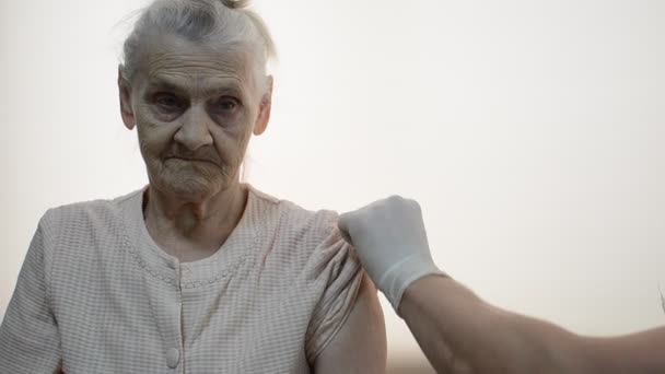 Una Mujer Anciana Está Siendo Vacunada Contra Virus — Vídeo de stock
