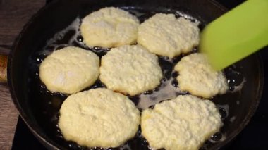 Şef tavada peynirli kek kızartıyor.