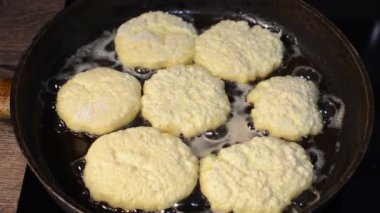 Şef tavada peynirli kek kızartıyor.