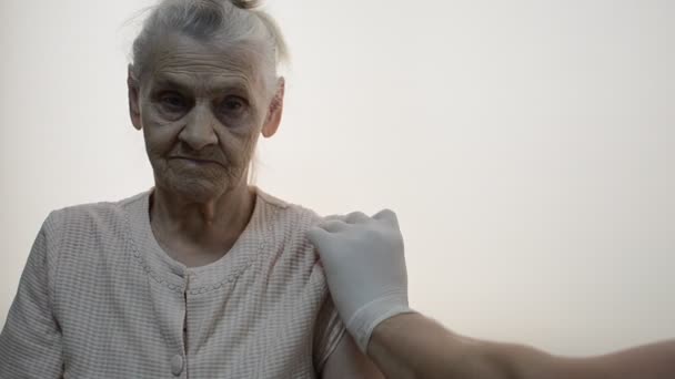 Против Вируса Вакцинируют Пожилую Женщину — стоковое видео
