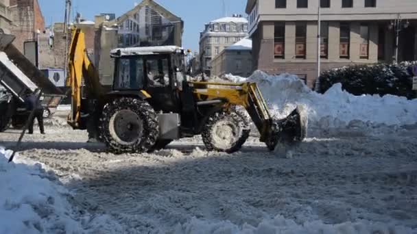 Lviv Ukraine 2021年2月 雪の除去トラクターが雪から道をクリア — ストック動画