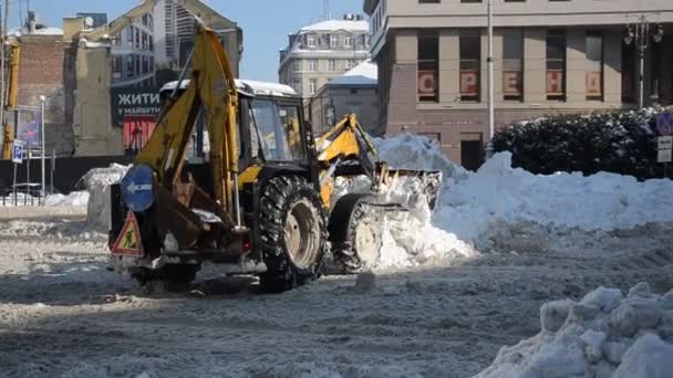 Львов Украина Февраля Трактор Уборки Снега Очищает Дорогу Снега — стоковое видео