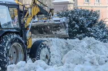  Kar temizleyici traktör yolu kardan temizliyor.