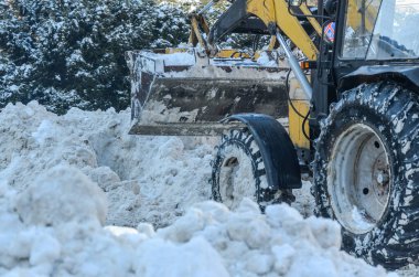 Kar temizleyici traktör yolu kardan temizliyor.