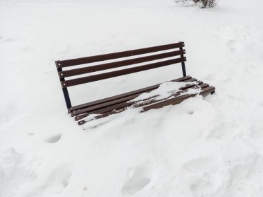 Karla kaplı park bankı