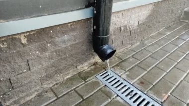 Eriyen kardan şehrin sokaklarında akan su ırmakları.