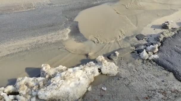Eriyen Kardan Şehrin Sokaklarında Akan Irmakları — Stok video
