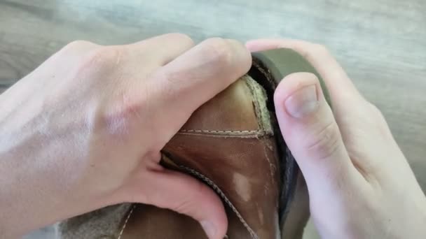 靴屋が靴を修理して靴の底がどのようにして出てきたかを示す — ストック動画