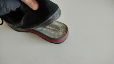 Ayakkabı tamircisi ayakkabının tabanının nasıl çıktığını gösterir.