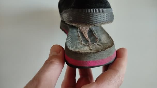 Ένας Τσαγκάρης Επισκευάζει Ένα Παπούτσι Δείχνοντας Πως Βγήκε Σόλα Ενός — Αρχείο Βίντεο