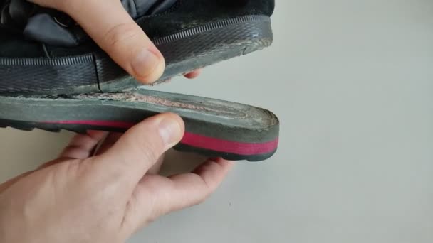 Seorang Pembuat Sepatu Memperbaiki Sepatu Menunjukkan Bagaimana Telapak Sepatu Terlepas — Stok Video