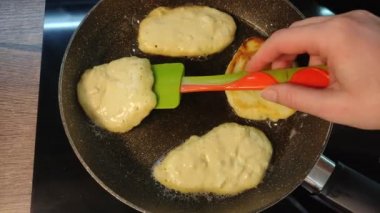 Şef kızartma tavasında krep yapıyor.