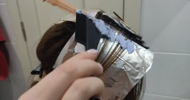 年轻女人染发 — 图库视频影像