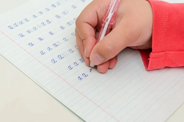 Klein Meisje Doet Huiswerk Leert Brieven Schrijven — Stockfoto