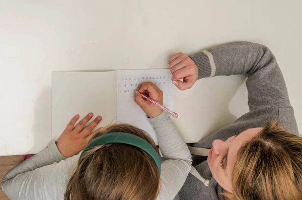Mamá Hija Hacen Tarea Escolar Aprenden Escribir Cartas — Foto de Stock
