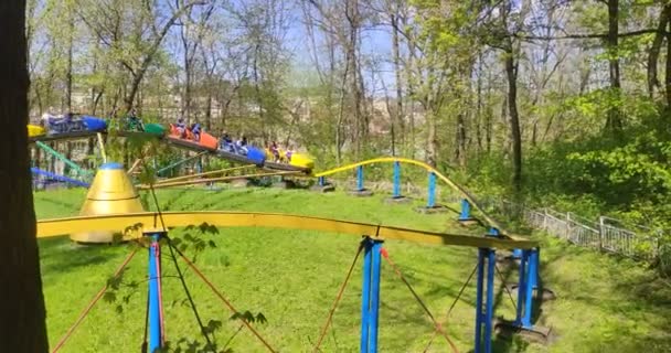 Lviv Ukraine May 2021 Люди Їздять Каруселі Парку Розваг — стокове відео